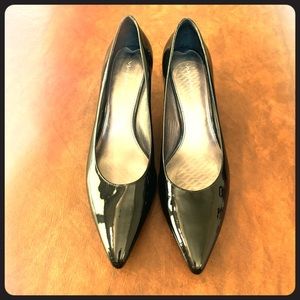 Black patent leather pumps